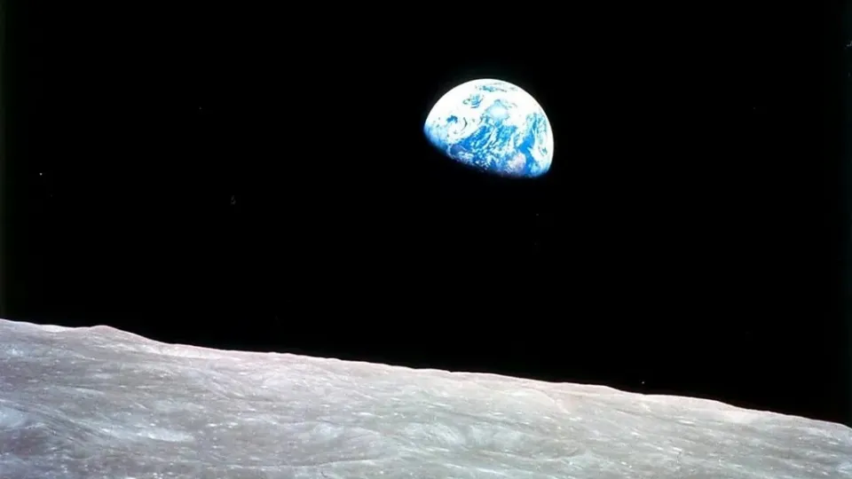 Η περίφημη φωτογραφία «Earthrise» που τράβηξε το πλήρωμα της αποστολής Apollo 8 καθώς βρισκόταν σε τροχιά γύρω από τη Σελήνη την παραμονή Χριστουγέννων του 1968 και σχετίζεται με αυτό που είναι γνωστό ως «πανοραμική εντύπωση» (overview effect)

NASA